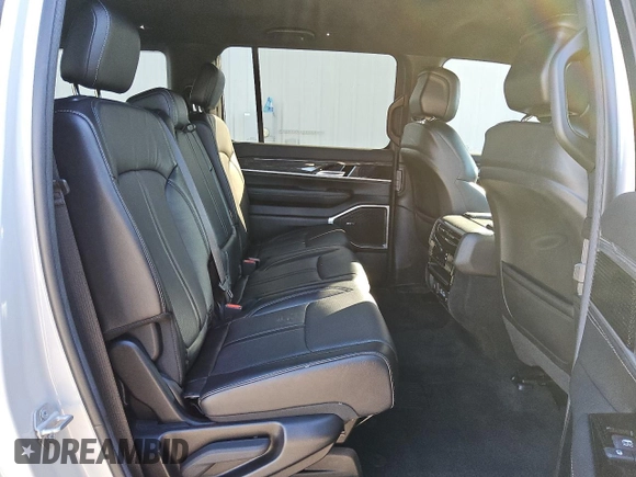 2022 Jeep Wagoneer Series II z VIN 1C4SJVBT2NS142260, wystawiony jako Copart lot #41593515 z przebiegiem 26 365 mil mil oraz Czysty tytuł • Clean title. Historia ofert i sprzedaży dostępna na DreamBid. Obrazek 11.