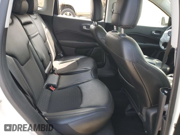 2019 Jeep Compass Latitude z VIN 3C4NJDBB4KT704264, wystawiony jako Copart lot #56062825 z przebiegiem 59 078 mil mil oraz Szkoda całkowita • Salvage title. Historia ofert i sprzedaży dostępna na DreamBid. Obrazek 10.
