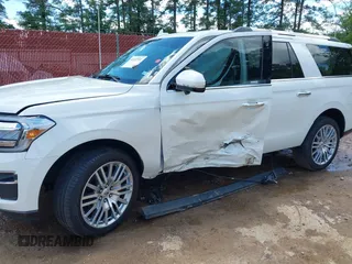 2024 Ford Expedition Max Limited z VIN 1FMJK2A8XREA83026, wystawiony jako IAAI lot #42222592 z przebiegiem 13 647 mil mil oraz . Historia ofert i sprzedaży dostępna na DreamBid. Obrazek 6.
