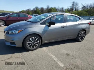2020 Nissan Versa S z VIN 3N1CN8DV7LL877999, wystawiony jako Copart lot #59508335 z przebiegiem 69 043 mil mil oraz Czysty tytuł • Clean title. Historia ofert i sprzedaży dostępna na DreamBid. Obrazek 1.