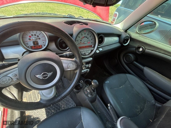 2010 MINI Cooper Hardtop with VIN WMWMF3C55ATZ24438, listed as a Copart auction lot 53727285 with 138,500 mi miles and Clean Title. Bid and sale history available at carsss.com. Image 9.