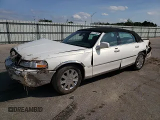 2003 Lincoln Town Car Cartier z VIN 1LNHM83WX3Y600659, wystawiony jako Copart lot #51177325 z przebiegiem 180 688 mil mil oraz Szkoda całkowita • Salvage title. Historia ofert i sprzedaży dostępna na DreamBid. Obrazek 1.