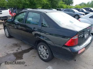 2007 Ford Focus S z VIN 1FAHP34N37W161610, wystawiony jako IAAI lot #42370742 z przebiegiem Nie podano mil oraz . Historia ofert i sprzedaży dostępna na DreamBid. Obrazek 3.
