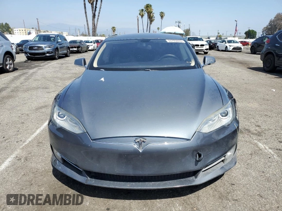 2014 Tesla Model S 60 z VIN 5YJSA1H17EFP36595, wystawiony jako Copart lot #53705035 z przebiegiem 148 254 mil mil oraz Szkoda całkowita • Salvage title. Historia ofert i sprzedaży dostępna na DreamBid. Obrazek 5.