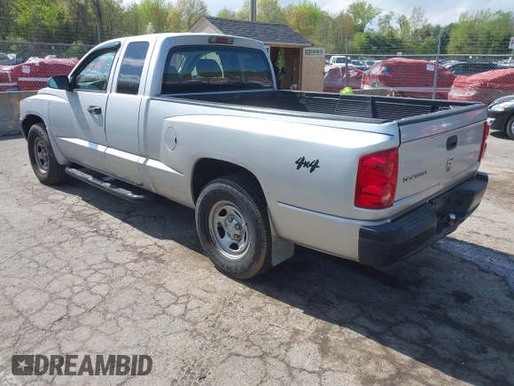 2005 Dodge Dakota ST with VIN 1D7HW22K35S129167, listed as a IAAI auction lot 42190094 with 121,215 mi miles. Bid and sale history available at carsss.com. Image 3.