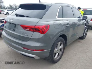 2020 Audi Q3 Premium z VIN WA1AECF32L1061271, wystawiony jako IAAI lot #42038795 z przebiegiem 23 902 mil mil oraz . Historia ofert i sprzedaży dostępna na DreamBid. Obrazek 4.