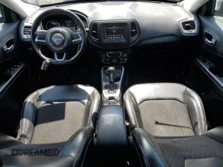 2020 Jeep Compass Latitude z VIN 3C4NJDBB3LT100870, wystawiony jako Copart lot #55840125 z przebiegiem 58 999 mil mil oraz Szkoda całkowita • Salvage title. Historia ofert i sprzedaży dostępna na DreamBid. Obrazek 8.