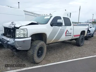 2008 Chevrolet Silverado 3500HD SRW 1LT z VIN 1GCHK33628F100592, wystawiony jako IAAI lot #41838192 z przebiegiem 221 333 mil mil oraz . Historia ofert i sprzedaży dostępna na DreamBid. Obrazek 2.