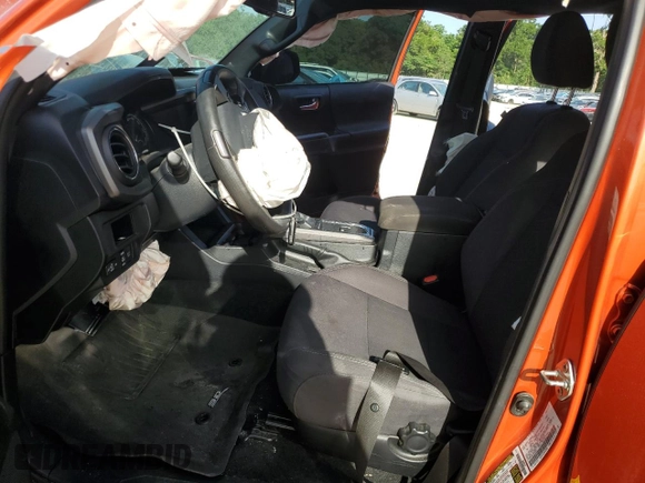 2018 Toyota Tacoma SR5 z VIN 5TFAZ5CN8JX055321, wystawiony jako Copart lot #60101445 z przebiegiem 111 153 mil mil oraz Szkoda całkowita • Salvage title. Historia ofert i sprzedaży dostępna na DreamBid. Obrazek 7.
