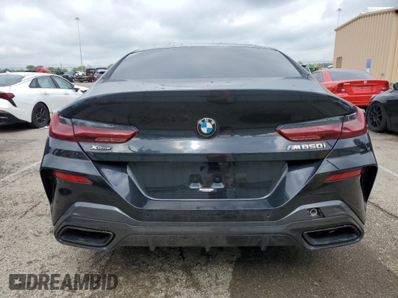 2022 BMW 8 Series M850i z VIN WBAGV8C02NCK08667, wystawiony jako Copart lot #55632805 z przebiegiem 22 737 mil mil oraz Szkody całkowita. Historia ofert i sprzedaży dostępna na DreamBid. Obrazek 6.