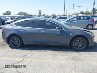 2020 Tesla Model 3 Standard Range Plus z VIN 5YJ3E1EA4LF597181, wystawiony jako IAAI lot #42283159 z przebiegiem 109 993 mil mil oraz . Historia ofert i sprzedaży dostępna na DreamBid. Obrazek 12.