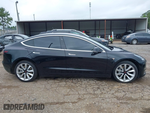 2018 Tesla Model 3 Long Range Battery z VIN 5YJ3E1EB3JF186733, wystawiony jako IAAI lot #42093891 z przebiegiem 102 435 mil mil oraz . Historia ofert i sprzedaży dostępna na DreamBid. Obrazek 13.