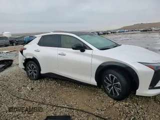 2024 Lexus RZ 450e Premium z VIN JTJAAAAB8RA023618, wystawiony jako Copart lot #43230375 z przebiegiem 8307 mil mil oraz Szkody całkowita. Historia ofert i sprzedaży dostępna na DreamBid. Obrazek 14.