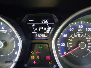 2015 Hyundai Elantra SE z VIN 5NPDH4AE2FH584067, wystawiony jako IAAI lot #42200075 z przebiegiem 133 098 mil mil oraz . Historia ofert i sprzedaży dostępna na DreamBid. Obrazek 16.