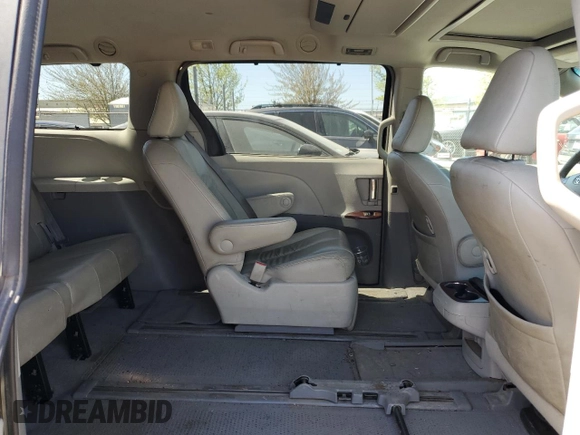 2011 Toyota Sienna XLE z VIN 5TDDK3DC2BS012927, wystawiony jako Copart lot #54073135 z przebiegiem 307 546 mil mil oraz Szkoda całkowita • Salvage title. Historia ofert i sprzedaży dostępna na DreamBid. Obrazek 11.