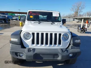 2020 Jeep Wrangler Unlimited Sport S z VIN 1C4HJXDG2LW335973, wystawiony jako IAAI lot #41376136 z przebiegiem 50 623 mil mil oraz . Historia ofert i sprzedaży dostępna na DreamBid. Obrazek 13.