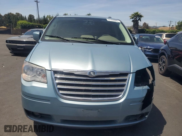2010 Chrysler Town & Country Touring z VIN 2A4RR5D13AR460820, wystawiony jako Copart lot #57162885 z przebiegiem 197 426 mil mil oraz Szkoda całkowita • Salvage title. Historia ofert i sprzedaży dostępna na DreamBid. Obrazek 5.