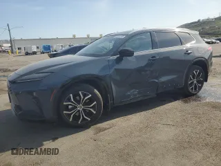 2025 Toyota Crown XLE z VIN JTDACAAJ5S3013692, wystawiony jako Copart lot #52054165 z przebiegiem 8591 mil mil oraz Szkody całkowita. Historia ofert i sprzedaży dostępna na DreamBid. Obrazek 1.
