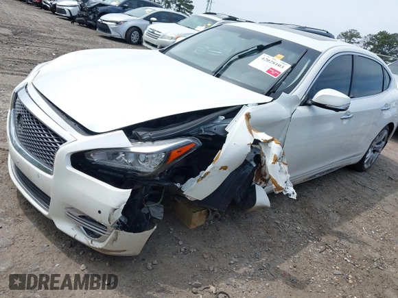 2018 Infiniti Q70 Luxe z VIN JN1BY1PP7JM330399, wystawiony jako IAAI lot #42028103 z przebiegiem 95 527 mil mil oraz . Historia ofert i sprzedaży dostępna na DreamBid. Obrazek 17.