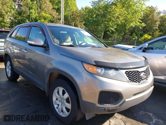 2012 Kia Sorento LX z VIN 5XYKT3A19CG231096, wystawiony jako IAAI lot #42193607 z przebiegiem 200 899 mil mil oraz . Historia ofert i sprzedaży dostępna na DreamBid. Obrazek 1.