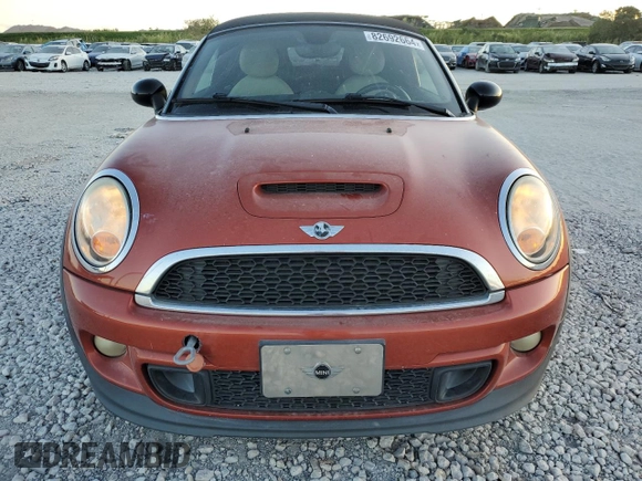 2013 MINI Roadster S z VIN WMWSY3C55DT594614, wystawiony jako Copart lot #87357464 z przebiegiem 119 449 mil mil oraz Tytuł czysty. Historia ofert i sprzedaży dostępna na DreamBid. Obrazek 5.