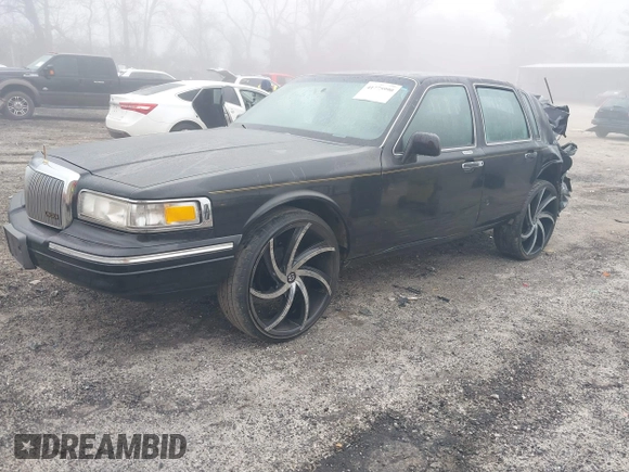 1997 Lincoln Town Car Signature z VIN 1LNLM82W4VY630979, wystawiony jako IAAI lot #41775990 z przebiegiem Nie podano mil oraz . Historia ofert i sprzedaży dostępna na DreamBid. Obrazek 17.