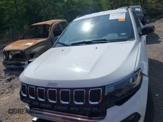2024 Jeep Compass Latitude with VIN 3C4NJDBN4RT124422, listed as a IAAI auction lot 42152395 with 33,567 mi miles. Bid and sale history available at carsss.com. Image 6.