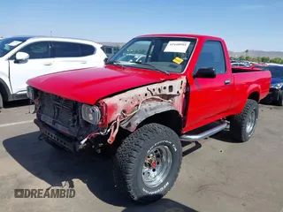 1990 Toyota Pickup DX z VIN JT4RN01P7L7019709, wystawiony jako IAAI lot #42448995 z przebiegiem 144 469 mil mil oraz . Historia ofert i sprzedaży dostępna na DreamBid. Obrazek 6.