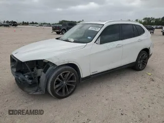2013 BMW X1 28i z VIN WBAVM1C56DVW44857, wystawiony jako Copart lot #52020625 z przebiegiem 131 250 mil mil oraz Szkody całkowita. Historia ofert i sprzedaży dostępna na DreamBid. Obrazek 1.