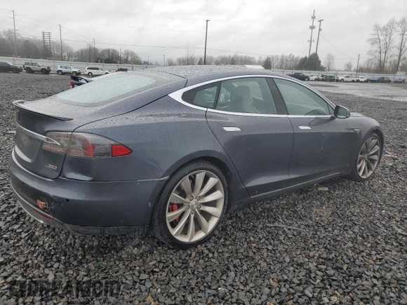 2016 Tesla Model S 90D z VIN 5YJSA1E47GF129744, wystawiony jako Copart lot #47797395 z przebiegiem 87 678 mil mil oraz Szkoda całkowita • Salvage title. Historia ofert i sprzedaży dostępna na DreamBid. Obrazek 3.