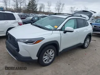 2024 Toyota Corolla Cross LE z VIN 7MUBAABG2RV103930, wystawiony jako IAAI lot #42051280 z przebiegiem 27 541 mil mil oraz . Historia ofert i sprzedaży dostępna na DreamBid. Obrazek 18.
