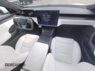 2022 Tesla Model S z VIN 5YJSA1E56NF472017, wystawiony jako Copart lot #67321925 z przebiegiem 59 665 mil mil oraz Czysty tytuł • Clean title. Historia ofert i sprzedaży dostępna na DreamBid. Obrazek 5.