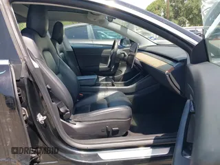 2020 Tesla Model 3 Standard Range Plus z VIN 5YJ3E1EA3LF611152, wystawiony jako IAAI lot #42256503 z przebiegiem 78 633 mil mil oraz . Historia ofert i sprzedaży dostępna na DreamBid. Obrazek 5.