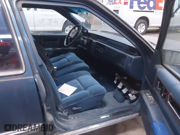 1990 Cadillac DeVille z VIN 1G6CD5331L4293427, wystawiony jako IAAI lot #41764635 z przebiegiem 198 499 mil mil oraz . Historia ofert i sprzedaży dostępna na DreamBid. Obrazek 5.