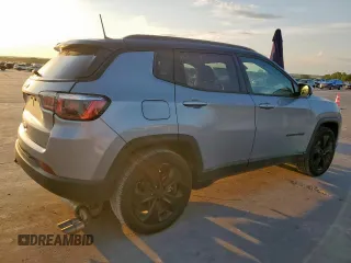 2020 Jeep Compass Altitude z VIN 3C4NJCBB7LT118041, wystawiony jako Copart lot #52822225 z przebiegiem 76 700 mil mil oraz Szkody całkowita. Historia ofert i sprzedaży dostępna na DreamBid. Obrazek 3.