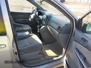 2008 Toyota Sienna CE z VIN 5TDZK23C88S127204, wystawiony jako IAAI lot #42457540 z przebiegiem 302 302 mil mil oraz . Historia ofert i sprzedaży dostępna na DreamBid. Obrazek 5.