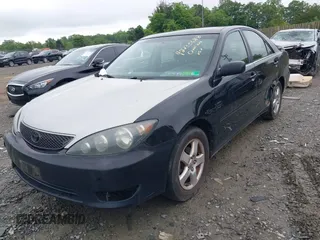 2005 Toyota Camry STD z VIN 4T1BE32K75U057530, wystawiony jako IAAI lot #42235688 z przebiegiem 279 427 mil mil oraz . Historia ofert i sprzedaży dostępna na DreamBid. Obrazek 2.