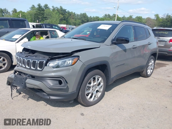 2023 Jeep Compass Latitude Lux z VIN 3C4NJDFN8PT531229, wystawiony jako IAAI lot #42383427 z przebiegiem 6 979 mil mil oraz . Historia ofert i sprzedaży dostępna na DreamBid. Obrazek 2.