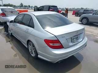 2014 Mercedes-Benz C 250 Sport z VIN WDDGF4HB1EA966634, wystawiony jako IAAI lot #42423577 z przebiegiem 159 296 mil mil oraz . Historia ofert i sprzedaży dostępna na DreamBid. Obrazek 3.