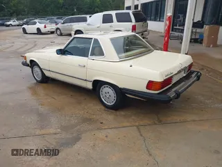 1983 Mercedes-Benz 380 SL z VIN WDBBA45A3DB021934, wystawiony jako IAAI lot #42355288 z przebiegiem 10 887 mil mil oraz . Historia ofert i sprzedaży dostępna na DreamBid. Obrazek 3.