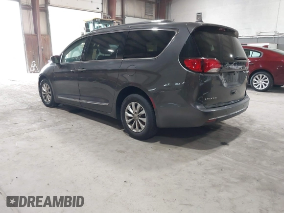 2018 Chrysler Pacifica Touring L z VIN 2C4RC1BG6JR352778, wystawiony jako IAAI lot #42244634 z przebiegiem 70 747 mil mil oraz . Historia ofert i sprzedaży dostępna na DreamBid. Obrazek 3.