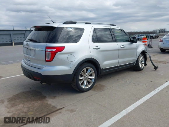 2011 Ford Explorer XLT with VIN 1FMHK7D83BGA72354, listed as a IAAI auction lot 41984046 with 205,623 mi miles and . Bid and sale history available at carsss.com. Image 4.