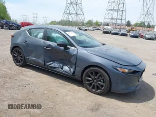 2025 Mazda 3 S Carbon Edition z VIN JM1BPBLM5S1772795, wystawiony jako IAAI lot #42124648 z przebiegiem 1 358 mil mil oraz . Historia ofert i sprzedaży dostępna na DreamBid. Obrazek 1.