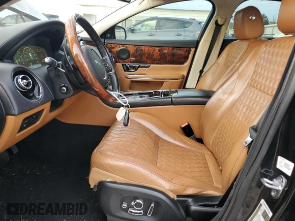 2016 Jaguar XJ Portfolio with VIN SAJWA2G71G8V95573, listed as a Copart auction lot 85975594 with 82,221 mi miles and Salvage title. Bid and sale history available at DreamBid. Image 7.
