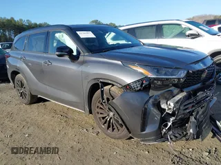 2024 Toyota Highlander LE z VIN 5TDKDRBH3RS531823, wystawiony jako IAAI lot #41769437 z przebiegiem 27 754 mil mil oraz . Historia ofert i sprzedaży dostępna na DreamBid. Obrazek 1.