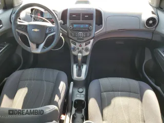 2013 Chevrolet Sonic LT z VIN 1G1JC5SG3D4161677, wystawiony jako Copart lot #57042015 z przebiegiem 81 088 mil mil oraz Szkody całkowita. Historia ofert i sprzedaży dostępna na DreamBid. Obrazek 8.