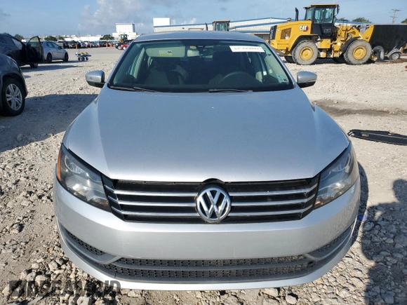 2014 Volkswagen Passat S z VIN 1VWAS7A39EC046865, wystawiony jako Copart lot #58449995 z przebiegiem 122 630 mil mil oraz Czysty tytuł • Clean title. Historia ofert i sprzedaży dostępna na DreamBid. Obrazek 5.