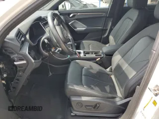 2024 Audi Q3 S line Premium z VIN WA1DECF36R1051672, wystawiony jako Copart lot #59265955 z przebiegiem 28 634 mil mil oraz Czysty tytuł • Clean title. Historia ofert i sprzedaży dostępna na DreamBid. Obrazek 7.