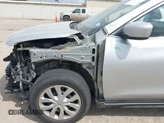 2017 Nissan Rogue S z VIN KNMAT2MTXHP552538, wystawiony jako IAAI lot #42413023 z przebiegiem 52 993 mil mil oraz . Historia ofert i sprzedaży dostępna na DreamBid. Obrazek 6.