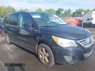 2011 Volkswagen Routan SE z VIN 2V4RW3DG3BR717246, wystawiony jako IAAI lot #42196697 z przebiegiem 155 375 mil mil oraz . Historia ofert i sprzedaży dostępna na DreamBid. Obrazek 1.